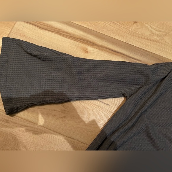 Moral Fiber Women's Waffled Gray Cold Shoulder Top Size 2X - Picture 4 of 8